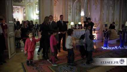 Valérie Trierweiler offre une fête de Noël à  des enfants de foyers