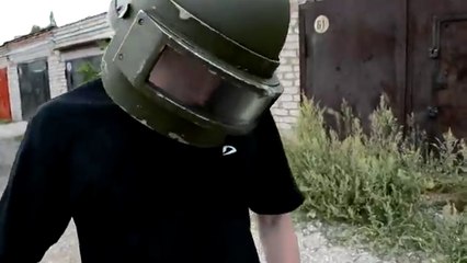 Un homme qui porte un casque de protection se fait tirer dessus