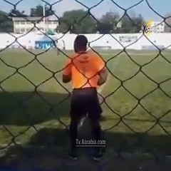 حكم الراية يسلي الجمهور بـ ( رقصة ) برازيلية