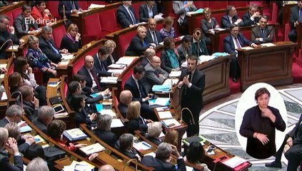 Macron dénonce "l'union de ceux qui ne veulent pas changer le pays"