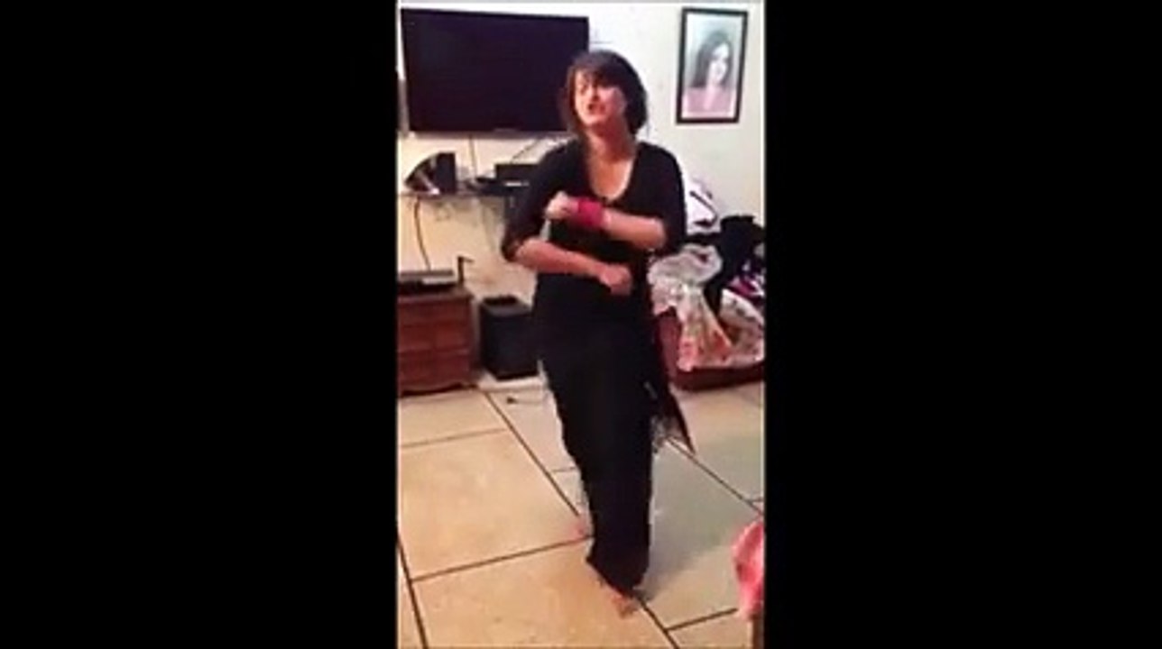 Superb dance by girl on {[ chittiiyaan khilayaaan}} at home___________so lovely......!!!!