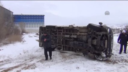 Yolcu Minibüsü Devrildi: 3 Yaralı