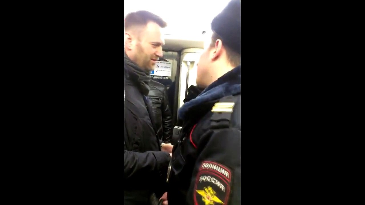 Назойливый Навальный получил в табло