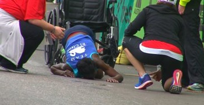Kenyalı Atlet, Maratonu Emekleyerek Tamamladı