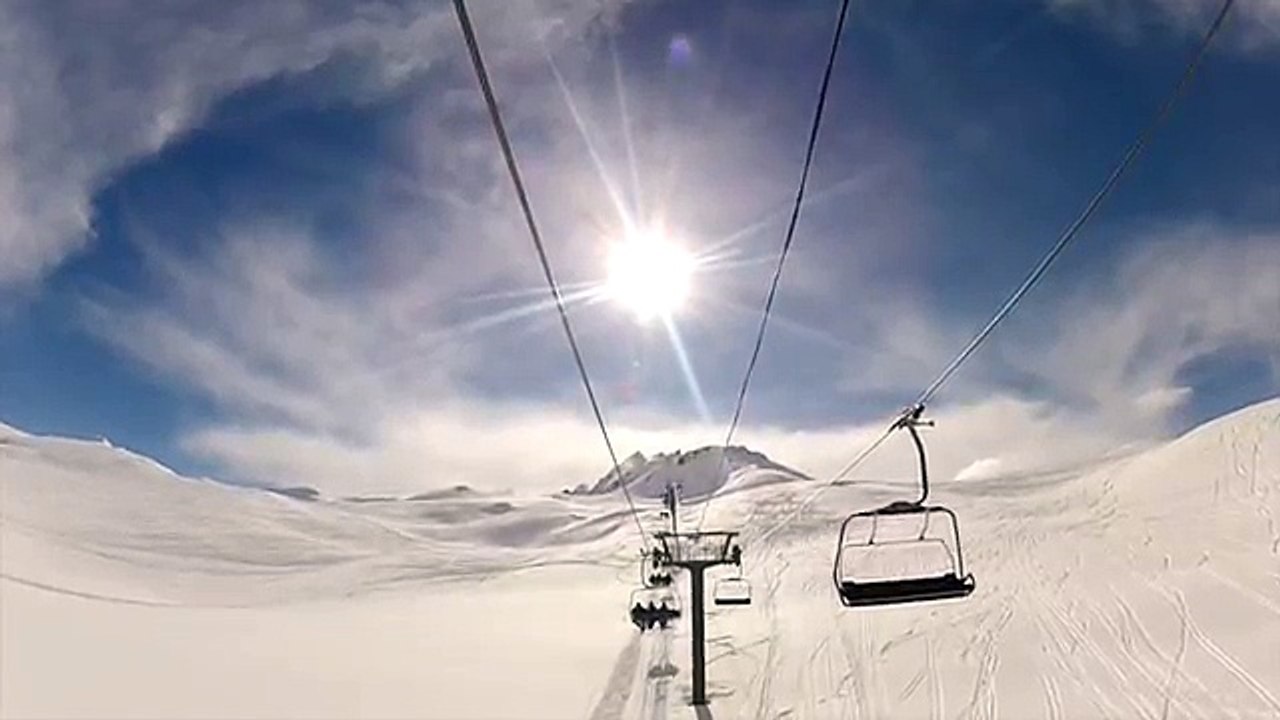 Un dessin géant sous un télésiège a Tignes