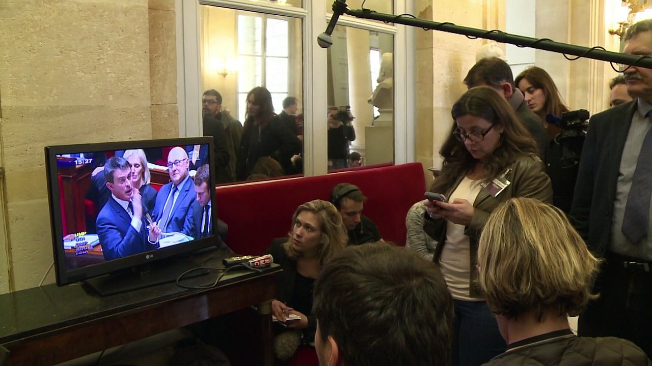 Loi Macron, Valls passe en force: réactions des députés