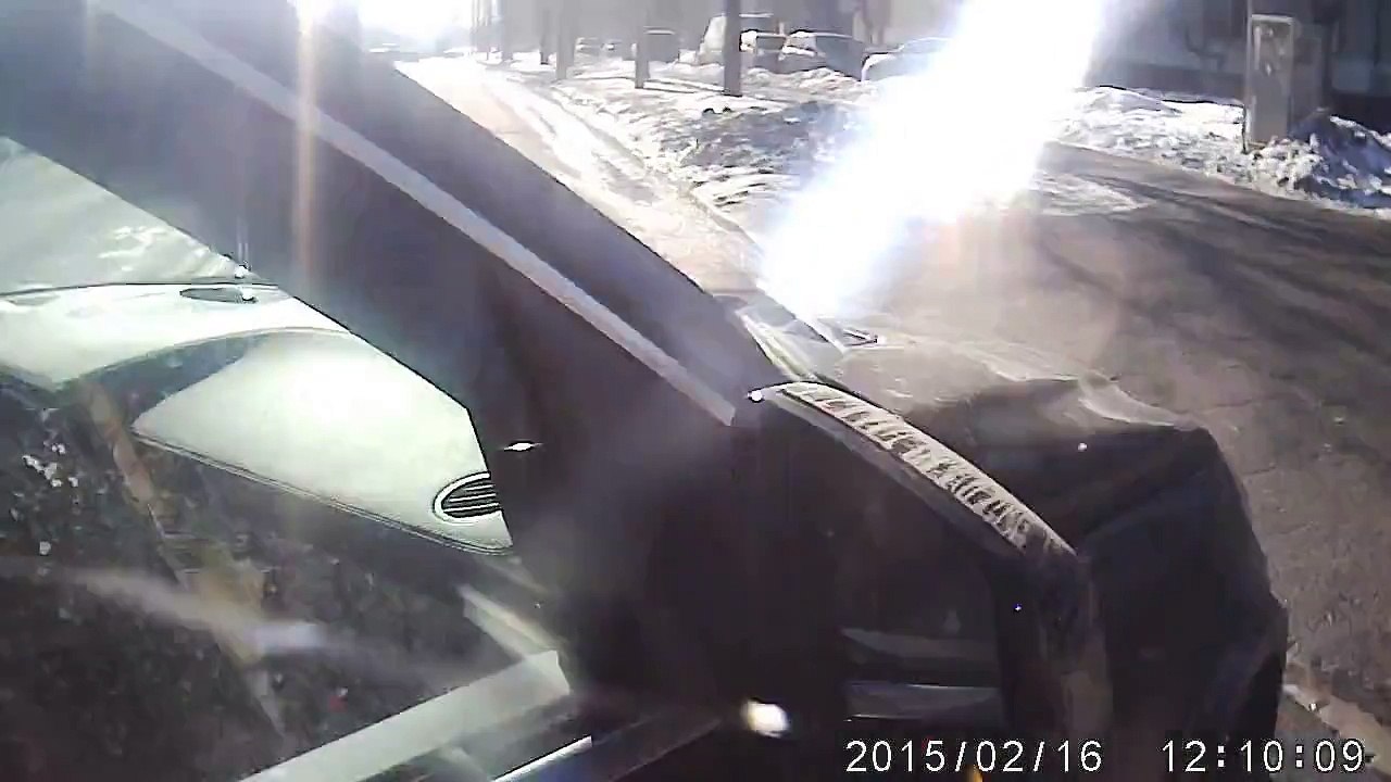«Мерседес» подлез под автобус