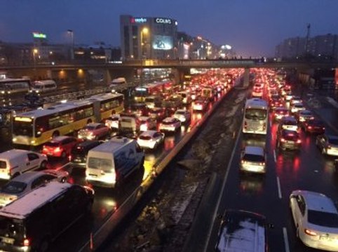İstanbul'da Kar Esareti! Metrobüs Seferleri Durdu