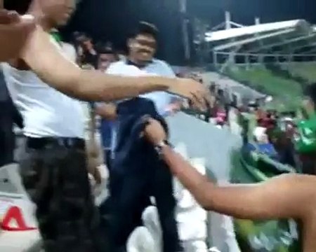 جب ڈھاکہ اسٹیڈیم میں ایک بنگلہ دیشی لڑکے نے ایک پاکستانی لڑکے سے پاکستانی جھنڈے والی شرٹ مانگ لی پھر آگئے کیا ہوا ؟ ویڈیو