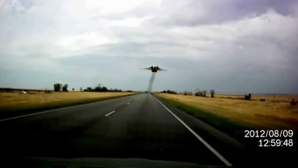 Fighter Plane over  Car - Истребитель на встречке - Прикол !!!
