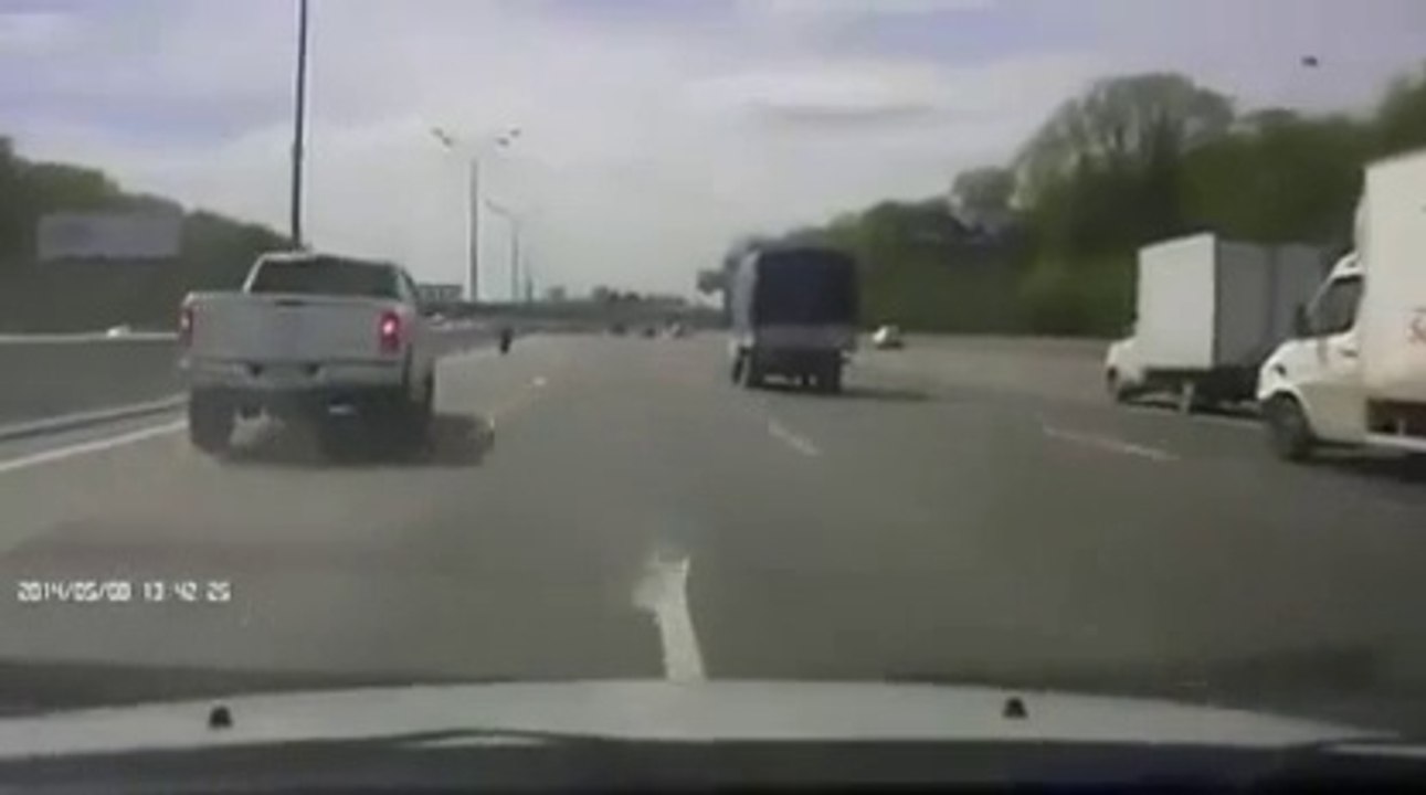 Running Wheel Hits Car Колесо прилетело на встречную полосу и разбило