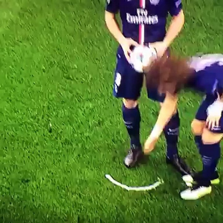 La trace du spray déplacée par David Luiz - PSG-Chelsea (17 02 2015)