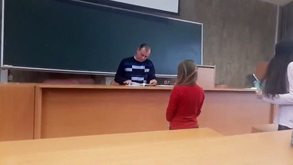 Prof en Russie contrôle le cachier avec une perceuse