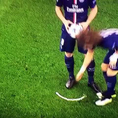 David Luiz borra la marca del spray para Ibrahimovic - PSG vs. Chelsea (17 02 2015)