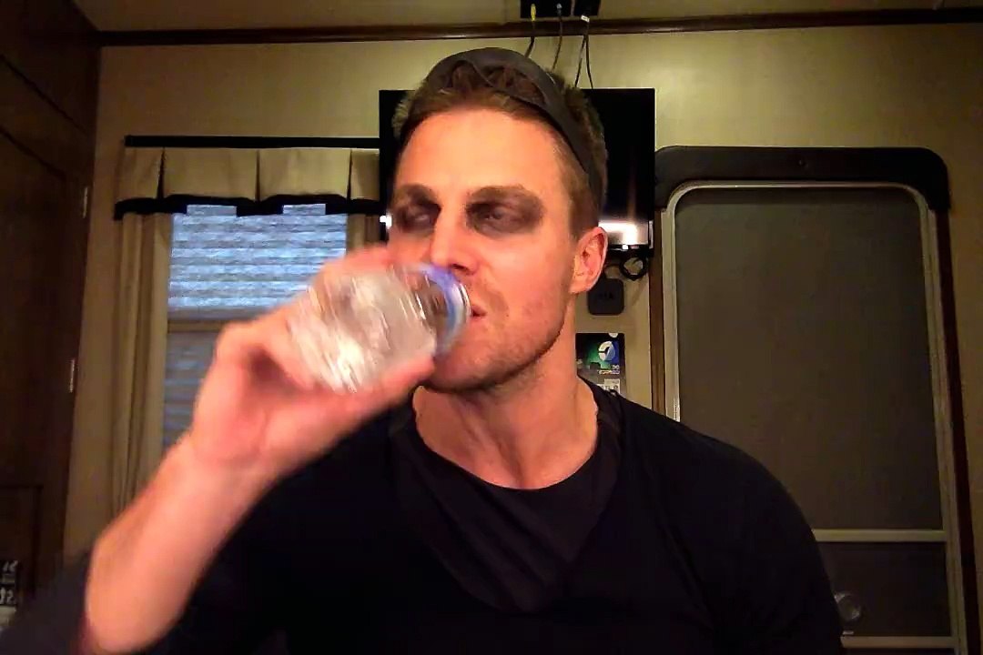 Stephen Amell - It's my video about VIDEOS. I need your help Facebook!!