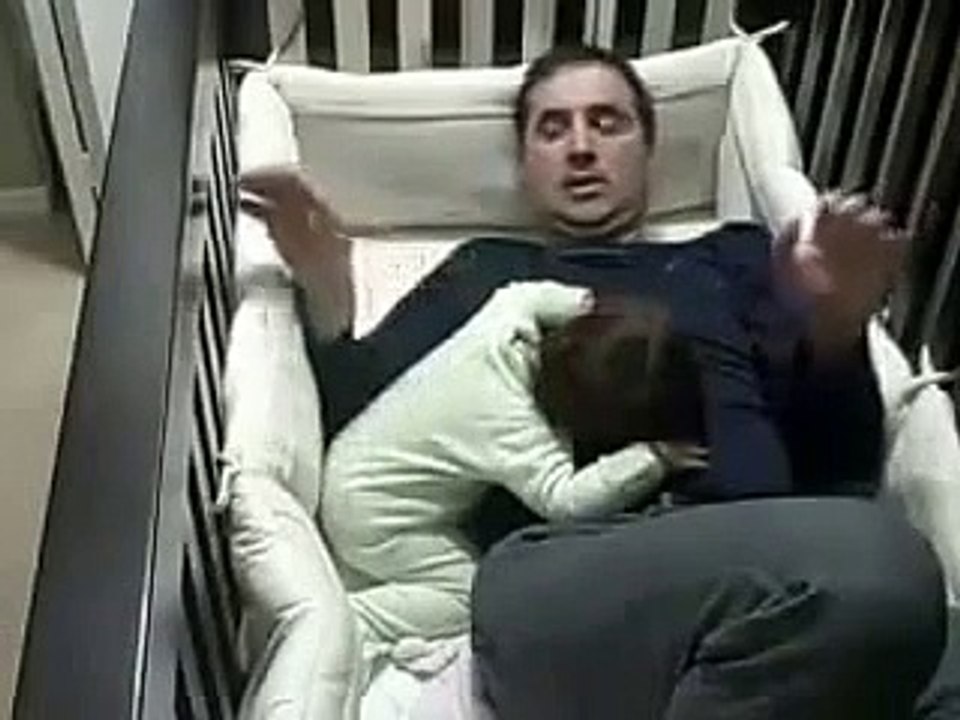 باپ بچی کو سُلا کر بھاگنا چاہتا ہے مگر بچی کیا کرتی ہے مزاحیہ ویڈیو