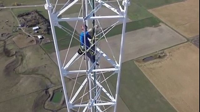 اس جرات مند ٹیکنیشن کو داد نہ دینا زیادتی ہوگی ۔۔۔ پسند آئے تو شئیر کیجئے