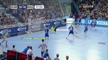 Carsten Lichtlein encaisse un but alors qu’il célèbre son arrêt précédent (Handball)