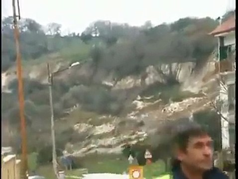 پہاڑ نے اچانک اپنی جگہ سے لڑھکنا شروع کردیا ... اللہ اکبر .. حیرت انگیز ویڈیو.. ..ضرور دیکھیں