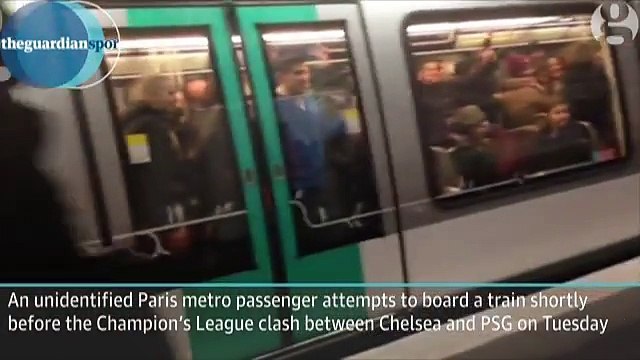 Des supporters racistes de Chelsea empêchent un noir de monter dans le métro