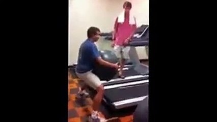 یہ بیوقوفی ہے یا بہاری ۔۔۔ ایک شخص کیا کرنا چاہتاہے واک مشین پر