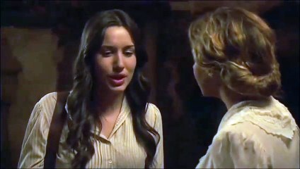 Alicia y Aurora se enfrenta por la noche en mitad de la plaza