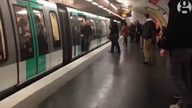 PSG - Chelsea : des supporters anglais empêchent un passager Noir de monter dans le métro parisien