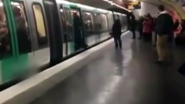 Des suppporters racistes de Chelsea empêchent un homme noir de monter dans le métro