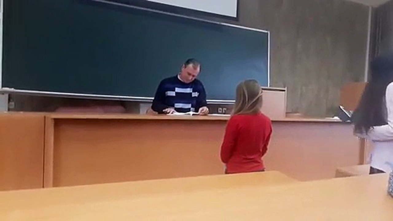 Ce professeur russe a une bien curieuse façon de vérifier les leçons de ses élèves !