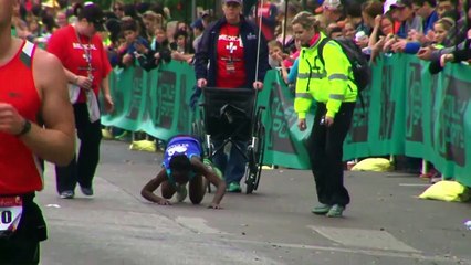 Hyvon Ngetich finit le marathon d'Austin à quatre pattes