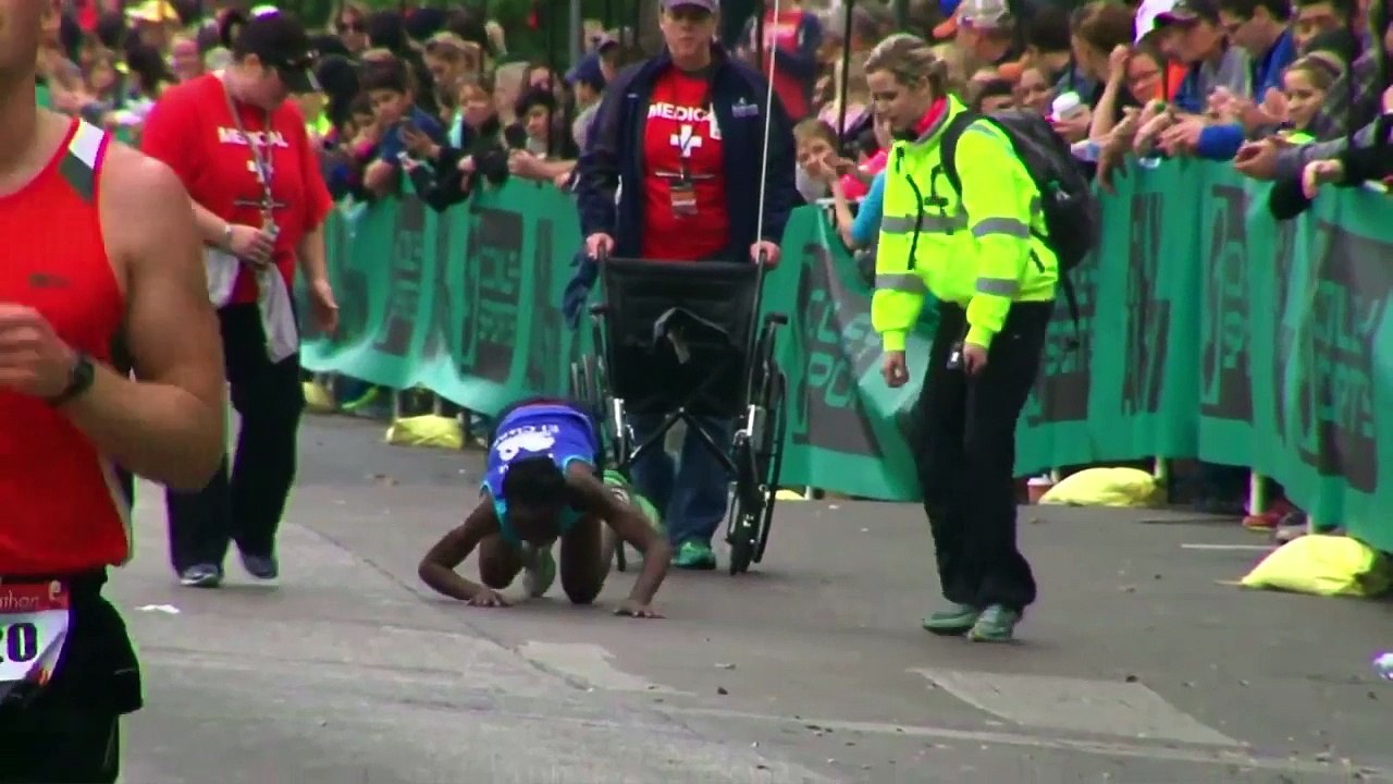 Hyvon Ngetich finit le marathon d'Austin à quatre pattes