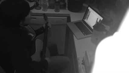 Graba a su mujer con cámara oculta para mostrar su talento