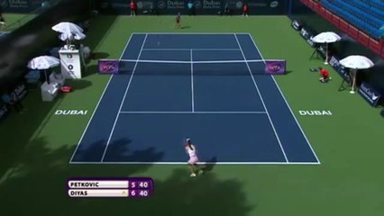 Andrea Petkovic balance sa raquette sur un juge de ligne