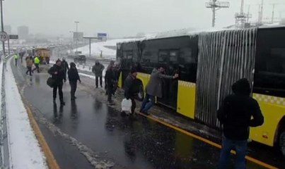 Yolcular metrobüs itti