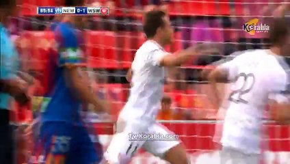 لاعب بالدوري الأسترالي يحتفل بهدفه بتصوير جمهوره