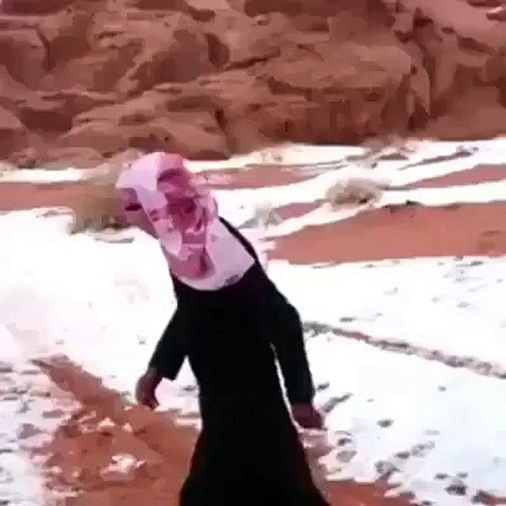 سعودی عرب اس عربی نے لگتا ہے پہلی بار برف دیکھی ہے