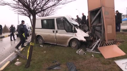 Minibüs Reklam Direğine Çarptı: 1 Ölü