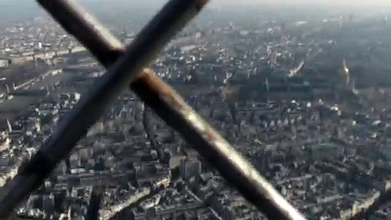パリ 12/29 2014 top of eiffel tower  gang stalking