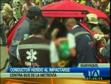 Choque entre un automóvil y un bus deja un herido en Guayaquil