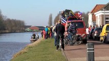Brandweer takelt auto uit Winschoterdiep - RTV Noord