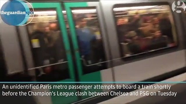 Des supporters racistes de Chelsea empêchent un homme noir de rentrer dans le métro