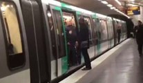 Des supporters de Chelsea empêchent un passager noir de prendre le métro - ZAPPING ACTU DU 18/02/2015