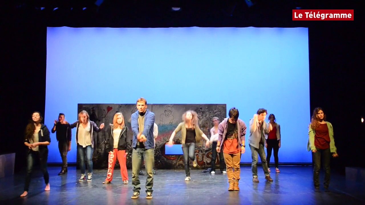 Vannes. Dernières répétitions avant la création du spectacle "Qu' y a-t-il à présent ?"