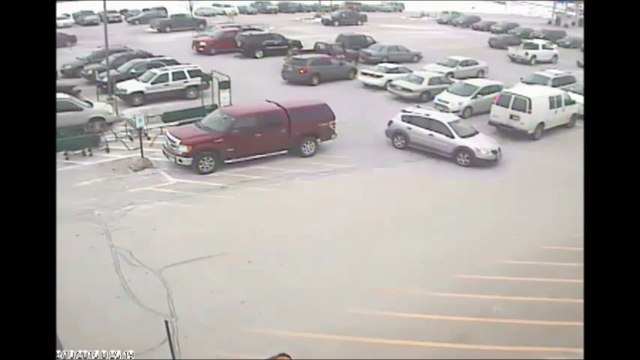 Il crashe 9 voitures en sortant du parking