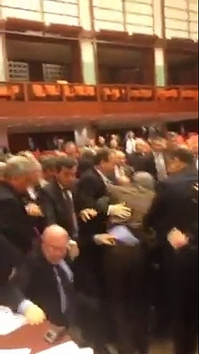 Meclis'te kavga: 4 milletvekili yaralandı