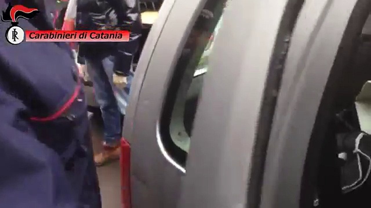 Il Video - Scovato mini arsenale a Catania, blitz dei Carabinieri