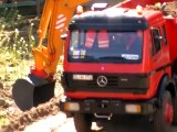 BIG RC LOAD A HEAVY 8X8 MB TIPPER, RC CONSTRUCTION