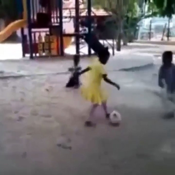 Une petite fille met la misère à deux garçons