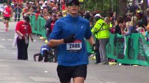 Une athlète termine un marathon à quatre pattes
