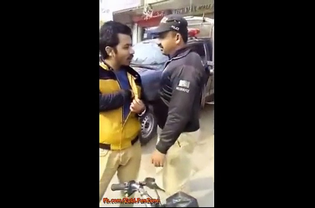 A Policeman Taking Bribe on Road Caught on Camera.